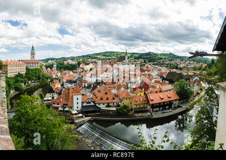 Panorama des Vltava River Bend und Cesky Krumlov Schloss, Altstadt und St. Vitus Kirche, Cesky Krumlov, Tschechische Republik Stockfoto