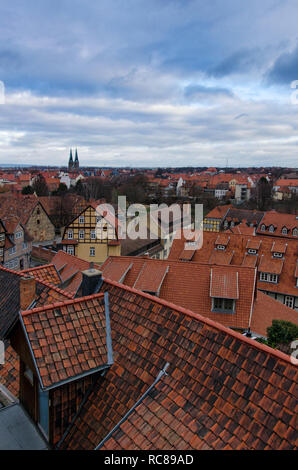 Schönen Abend Himmel über den Dächern von Fachwerkhäusern in der Altstadt von Quedlinburg. Stockfoto