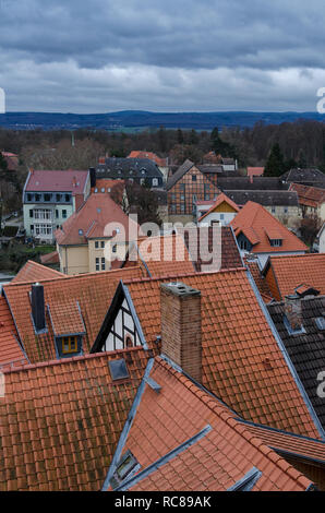 Blick über die Dächer von Fachwerkhäusern in der Altstadt von Quedlinburg in den Harz unter einem bewölkten Abendhimmel Stockfoto