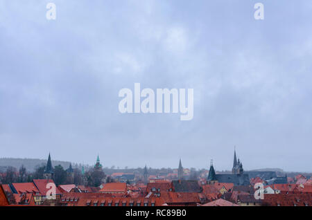 Panorama der Altstadt von Quedlinburg in Deutschland mit seinen vielen Fachwerkhäusern historische Häuser, Kirchen und Türme unter einem bewölkten Himmel an einem nebligen Regen Stockfoto