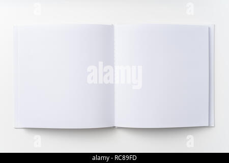 Designkonzept - Blick von Oben auf die reine weiße Notebook, weiße Seite auf Hintergrund für Mockup isoliert Stockfoto