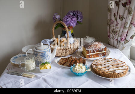 Traditionelle hausgemachte Nachmittagstee mit Scones, Teekanne, Brack, Lemon drizzle Cake Stockfoto