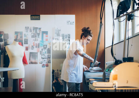 Fashion Designer/-in ihrer Arbeit studio Stockfoto