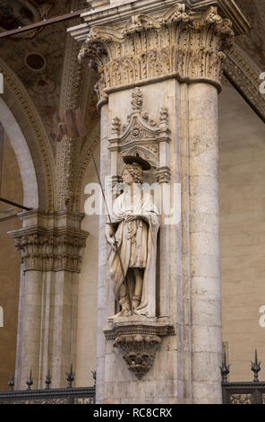 Statue an der Loggia della Mercanzia, Siena, Italien Stockfoto