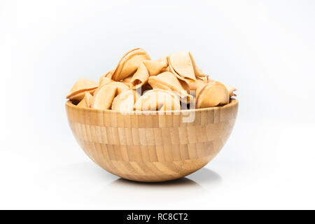 Fortune Cookies in die hölzerne Schüssel über weißem Hintergrund Stockfoto