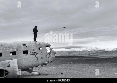 Mann auf Flyvrak Douglas DC-3 steuert, Drone, Sólheimasandur, Solheimasandur, in der Nähe der Ringstraße, Rangárvallahreppur, Sudurland Stockfoto