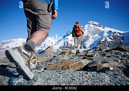 Wanderer Freunde in Mont Cervin, Matterhorn, Wallis, Schweiz Stockfoto