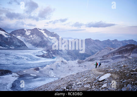 Wanderer Freunde Blick auf Gletscher, Mont Cervin, Matterhorn, Wallis, Schweiz Stockfoto