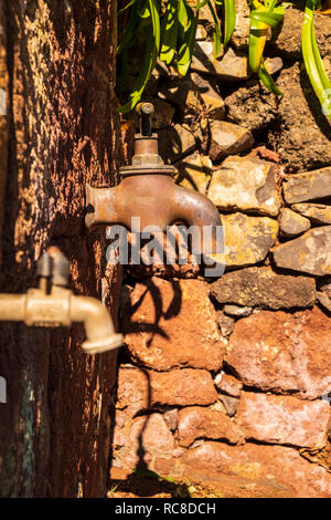 Altes messing Wasserhahn, Tippen, außerhalb von El Batan, Anaga, Teneriffa, Kanarische Inseln, Spanien Stockfoto