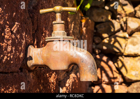 Altes messing Wasserhahn, Tippen, außerhalb von El Batan, Anaga, Teneriffa, Kanarische Inseln, Spanien Stockfoto