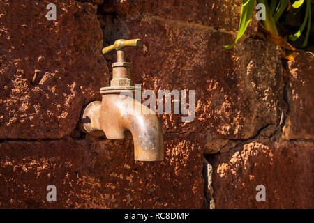 Altes messing Wasserhahn, Tippen, außerhalb von El Batan, Anaga, Teneriffa, Kanarische Inseln, Spanien Stockfoto