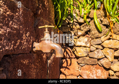 Altes messing Wasserhahn, Tippen, außerhalb von El Batan, Anaga, Teneriffa, Kanarische Inseln, Spanien Stockfoto