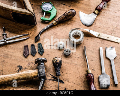 Sattler's Werkbank mit Hammer, Maßband und Spezialwerkzeuge, still life Stockfoto