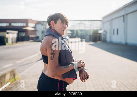 Schwangere Frau die Pause vom Training Stockfoto