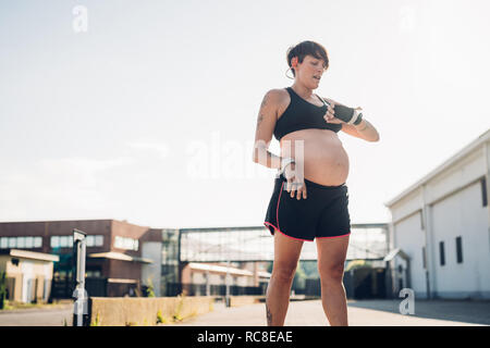 Schwangere Frau die Pause vom Training Stockfoto