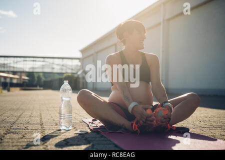 Schwangere Frau die Pause vom Training Stockfoto