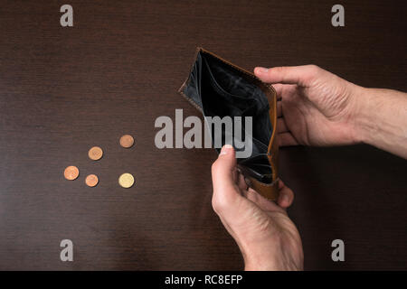 Geschäftsmann hat kein Geld. Arbeitslose und bankrotten Mann sieht in seinen leeren Geldbeutel. Stress Krise, Arbeitslose Unternehmer warten auf neuen Job Stockfoto