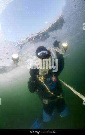 Taucher, subglazialen Tauchen, Eistauchen, im gefrorenen schwarzen Meer, ein seltenes Phänomen, letzte Mal, dass, das es im Jahr 1977, Odessa, Ukraine kam Stockfoto