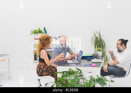 Geschäftsleute und Frau, die Diskussion im Büro treffen Stockfoto