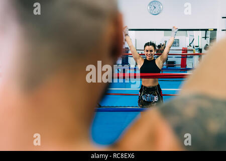 Männliche und weibliche Boxer im Boxring Stockfoto