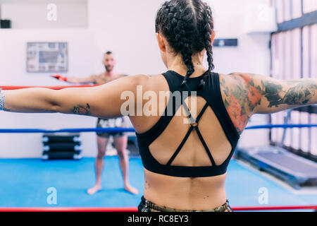 Männliche und weibliche Boxer im Boxring Stockfoto