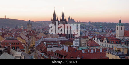 Prag - die Dämmerung Panorama der Stadt mit der Kirche der Muttergottes vor dem Teyn und Schloss mit dem Dom im Hintergrund in der Abenddämmerung. Stockfoto