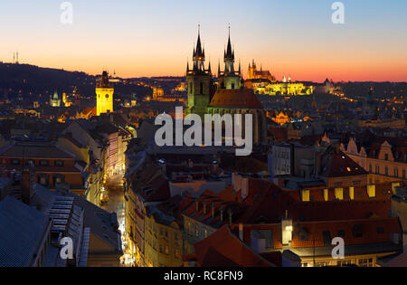 Prag - die Dämmerung ower die Stadt mit der Kirche der Muttergottes vor dem Teyn und Schloss mit dem Dom im Hintergrund in der Abenddämmerung. Stockfoto