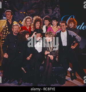 Franz Josef Degenhardt, Elkie Brooks, Michael Heltau, Gitte Haenning, Michael Fugain mit Ensemble in der Musiksendung "Liedercircus', Deutschland 1988. Stockfoto