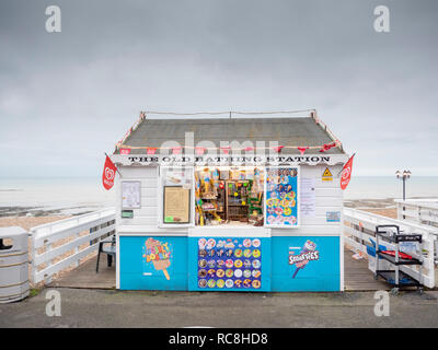 Eine bunte Garküche und Shop in der Alten Baden Bahnhof Halle am Strand in Bexhill on Sea, East Sussex UK Stockfoto