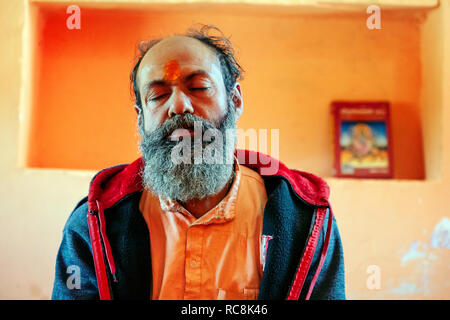 Pushkar, Rajasthan, Indien, 14. Februar 2018: die Heiligen Baba in hinduistischen Tempel Stockfoto