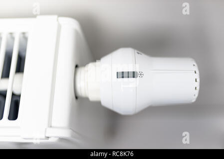 Kühler mit Thermostat ein, um die minimale Position 0 (Schnee). Stockfoto