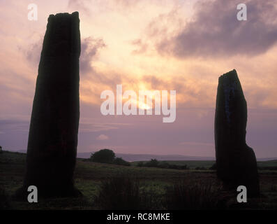 Die beiden westlichen Steine von Kreis 2 prähistorische Steinkreis, Machrie Moor, Tormore, Isle of Arran, Schottland. Am späten Abend Himmel zu Mittsommer. Stockfoto