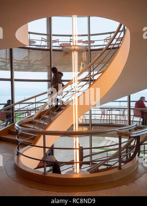 Eine Wendeltreppe im Innern des De La Warr Pavillion Bexhill on Sea, East Sussex UK Stockfoto