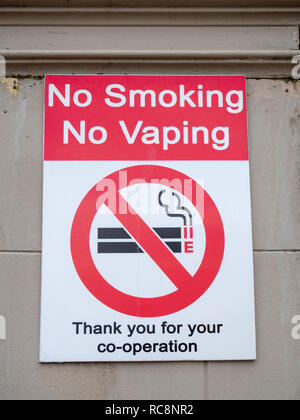 Ein Nichtraucher und keine vaping Zeichen an der Küste von Eastbourne East Sussex UK Stockfoto