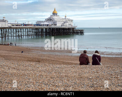 Ein Blick auf den Strand und Pier direkt am Meer an der Südküste seside Badeort Eastbourne East Sussex UK im Winter Stockfoto