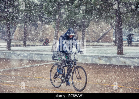 Thessaloniki, Griechenland - 5. Januar 2019: Ein Biker mit Schnee in der Mitte der Stadt an einem Wintertag Stockfoto