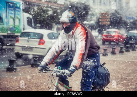 Thessaloniki, Griechenland - 5. Januar 2019: Ein Biker mit Schnee in der Mitte der Stadt an einem Wintertag Stockfoto