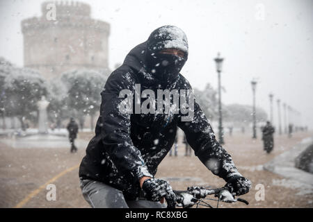 Thessaloniki, Griechenland - 5. Januar 2019: Ein Biker mit Schnee in der Mitte der Stadt an einem Wintertag Stockfoto