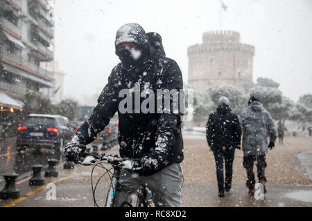 Thessaloniki, Griechenland - 5. Januar 2019: Ein Biker mit Schnee in der Mitte der Stadt an einem Wintertag Stockfoto