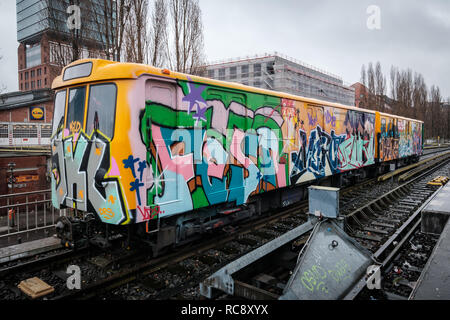 Berlin, Deutschland - Januar 2019: Graffiti auf der Berliner U-Bahn/U-Bahn der BVG Stockfoto