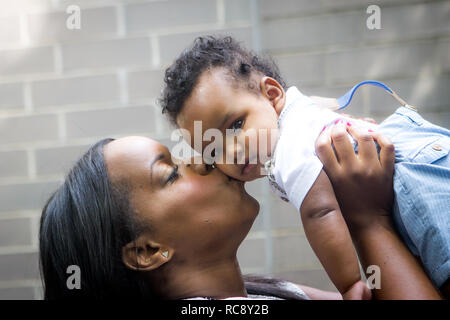 Nahaufnahme der Schwarzen Mutter und Baby Mädchen außerhalb küssen Stockfoto