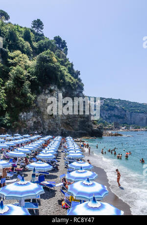 Der Strand an der Küste von Amalfi, Vico Equense. Italien Stockfoto