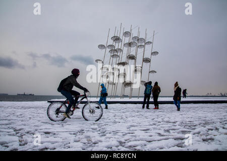 Thessaloniki, Griechenland - 5. Januar 2019: Ein Biker mit Schnee in der Mitte der Stadt an einem Wintertag Stockfoto