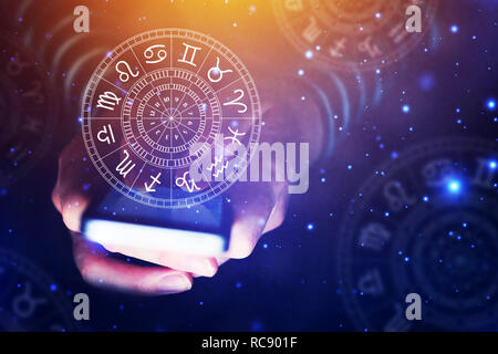 Astrologie Smartphone App Konzept, Frau mit Mobiltelefon, in der Nähe der Hände Stockfoto