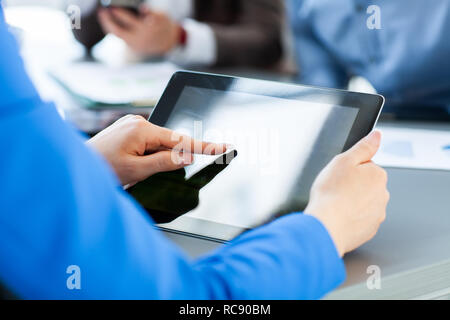 Nahaufnahme der Ein Büroangestellter mit einem Tablet statistische Daten zu analysieren. Stockfoto