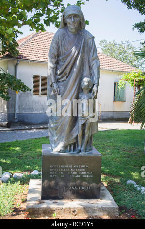 Die Statue der Mutter Teresa vor der Sveti Nikola Kirche in Tuzi Stadt im Süden Montenegro, September 2nd, 2018. (CTK Photo/Libor Sojka) Stockfoto