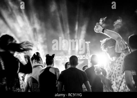 Live Konzert mit Menschen mit Masken im Karneval auf der Bühne - dj-sets und Gruppe singen und tanzen und Spaß zusammen haben Ich Stockfoto