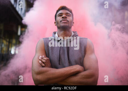 Zuversichtlich stattlichen schwarzen Athleten Stockfoto