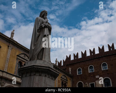 Piazza Dante, eine Statue, die den berühmten Schriftsteller Dante Alighieri, das wichtigste Werk der Schriftstellerin ist die Göttliche Komödie Stockfoto