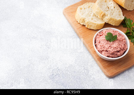 Gebackenes Huhn Pastete in eine Platte und ein Stück Brot auf der Platine. Platz kopieren Stockfoto